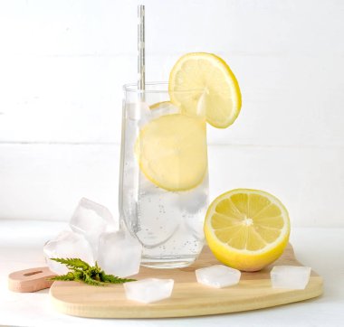 Buz ve lyon ile ferahlatıcı içecek. Seçici odaklama.