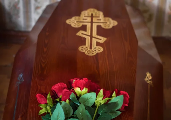 Ataúd Con Ramo Rosas Rojas Tapa Enfoque Selectivo Funeral —  Fotos de Stock