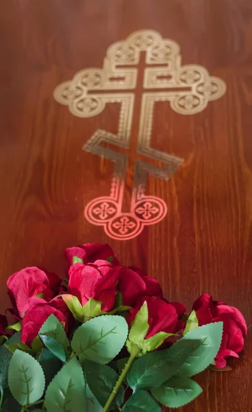 Wooden Coffin Bouquet Red Roses Selective Focus Burial Deceased — Stock Photo, Image