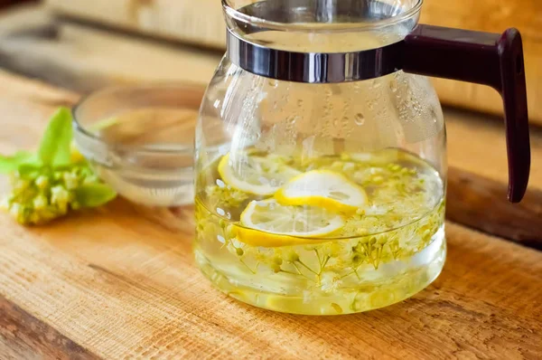 Limon lu bitkisel çaydanlıkta çay.