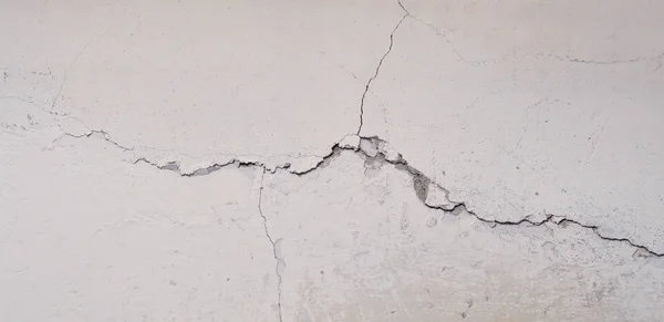 Çatlak, duvarda çatlak.