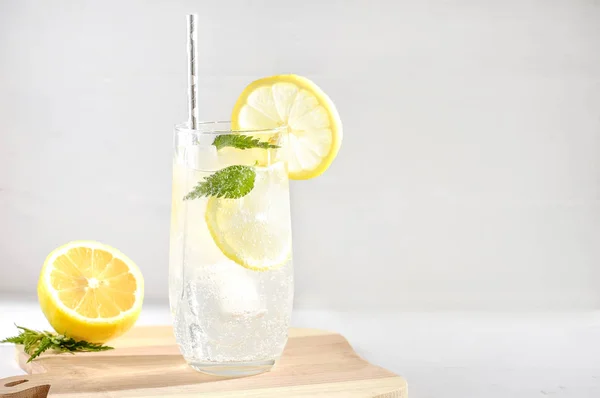 Una Bebida Refrescante Con Limón Menta Crujiente Copiar Espacio Enfoque —  Fotos de Stock