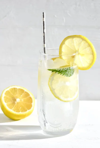 明るい背景に氷とレモンでさわやかな飲み物 選択的な焦点 — ストック写真