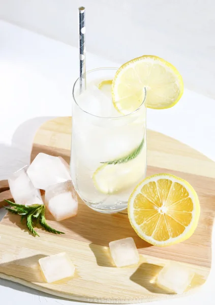 Bebida Fría Cóctel Con Hielo Limón Enfoque Selectivo —  Fotos de Stock