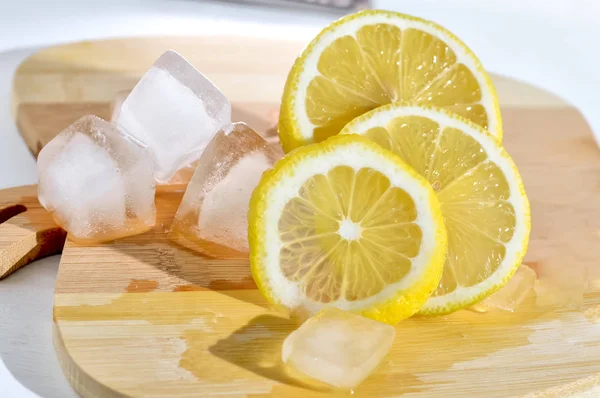 Fatias Limão Cubos Gelo Uma Placa Madeira Ingredientes Para Cocktail — Fotografia de Stock