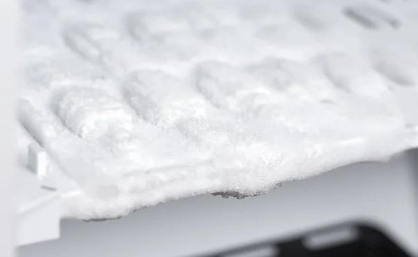 Buzdolabında ki dondurucu. Rafta buz.