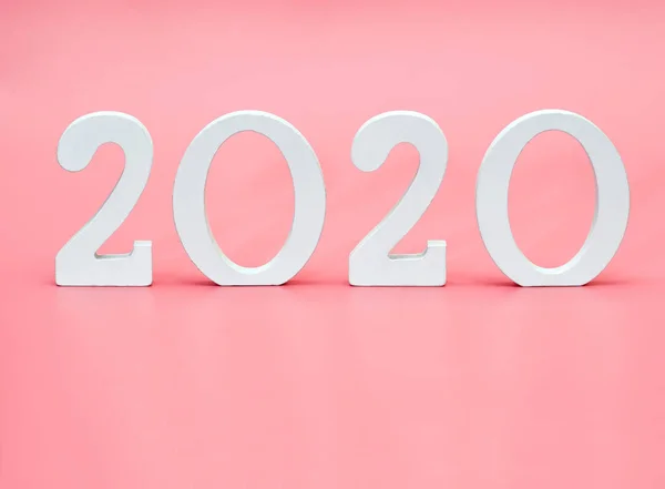 Rakamlar yeni yıl 2020 pembe bir arka plan ve kopyalama alanı.