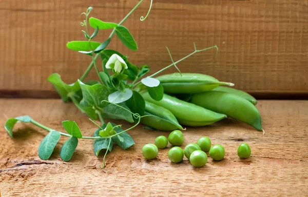 Ervilhas Verdes Uma Mesa Madeira — Fotografia de Stock