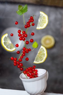 Levitation bir fincan limon ile meyve çayı.