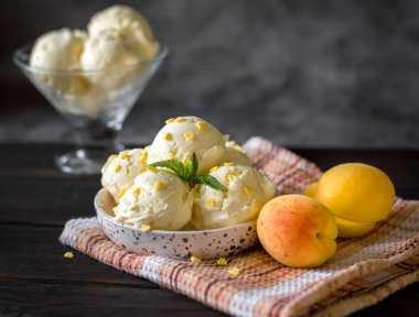 Kayısılı dondurma. Meyve tatlısı. Yaz.