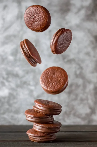 Çikolata sır tatlı tatlı. Keklerin havası. Seçici odaklama