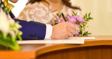 Düğün. Evlilik cüzdanı boyama. Boşanma. Belgelerin imzası.