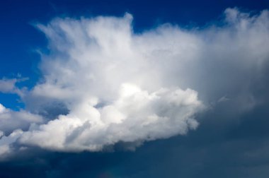 Gökyüzü bulutlarla mavi. Atmosfer. Gökyüzü arka planı.