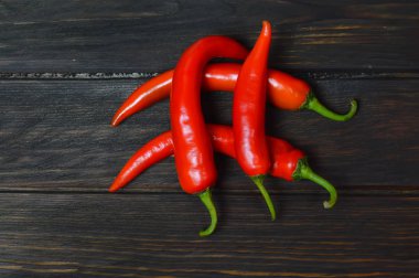 Tahta bir tahta üzerinde acı kırmızı acı biber