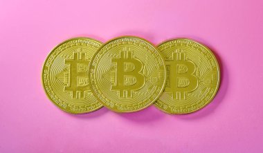 Pembe arka planda Bitcoin kripto para birimi. Sikke