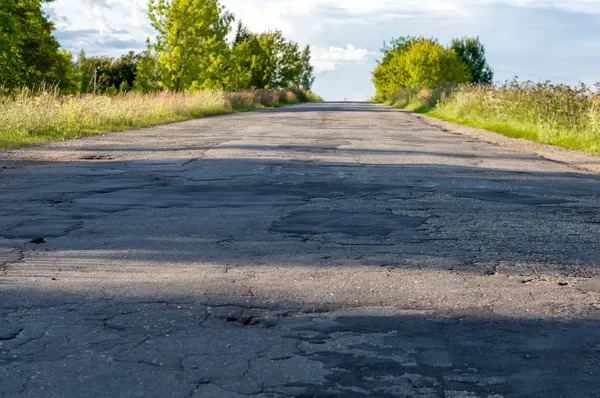 Asfalt yolda kırıldı. Tehlikeli hareket. Yolda çukurlar.