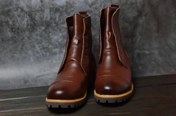 Erkekler için kahverengi deri ayakkabı.