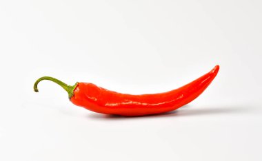 Beyaz arkaplanda kırmızı biber.