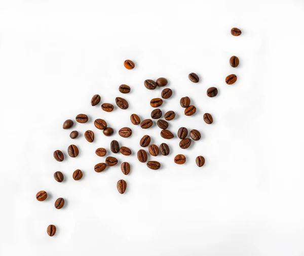 Beyaz arkaplanda kahve çekirdekleri