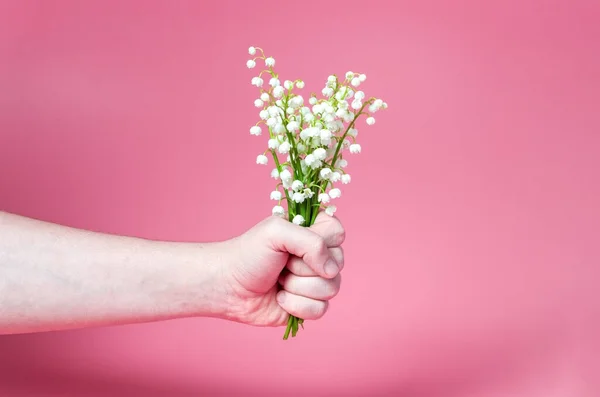 Pembe mercekli yuvarlak hippi gözlükleri.