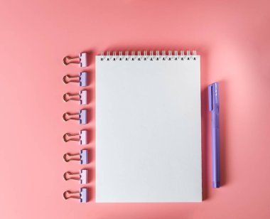 Boş sayfaları olan açık bir defterin en üstteki görüntüsü. Boşluğu kopyala.