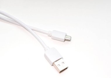 Beyaz arka planda bir cep telefonunu şarj etmek için kablo. seçici odak