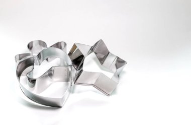 Beyaz arkaplanda kurabiye kesiciler.