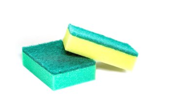 Mutfak havluları beyaz arka planda izole edilmiş. Süngerler. Temizlik için bez..