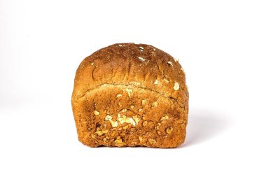 Beyaz arka planda taze tahıl ekmeği.