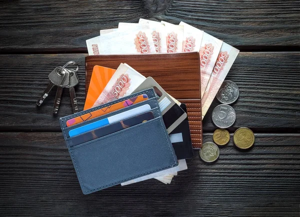 Rus parası ve plastik kartlarla dolu cüzdan..