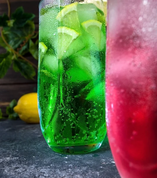 Refrescante Limonada Carbonatada Fría Con Hielo Limón Enfoque Selectivo —  Fotos de Stock