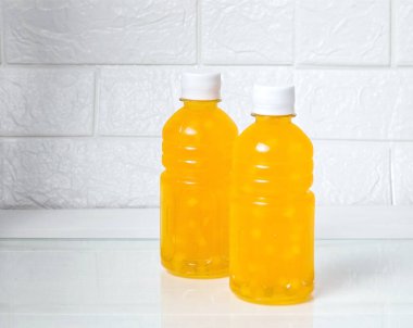 Plastik şişedeki taze mango, seçici odaklanma.