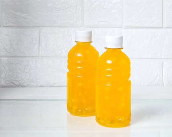 塑料瓶中的新鲜芒果 有选择的焦点 图库图片