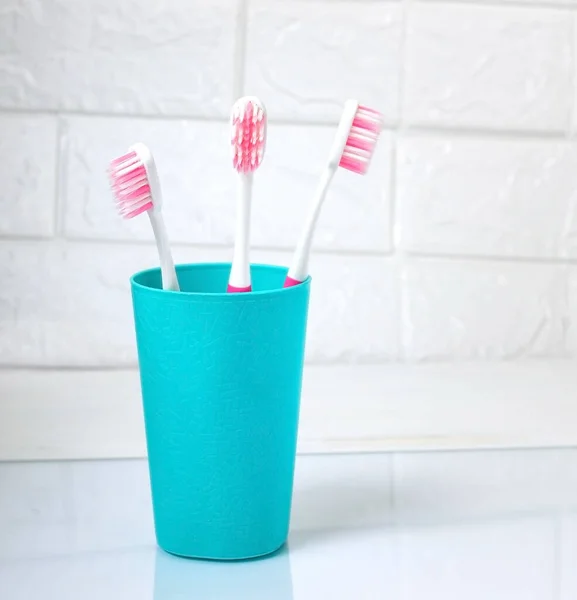 Escovas Dentes Uma Xícara Prevenção Cárie Dentária Foco Seletivo — Fotografia de Stock