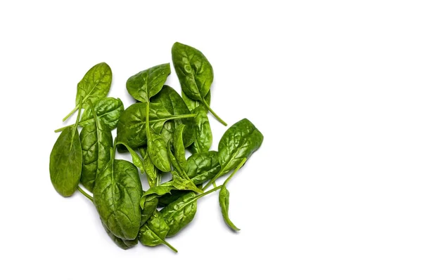 Beyaz tabakta taze ıspanak yaprakları, üst manzara..