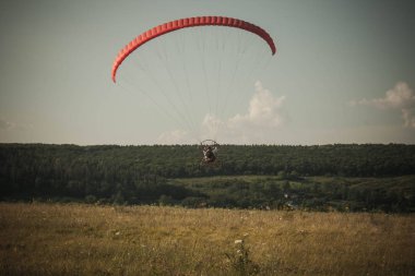 Kırmızı güç patachute uçan