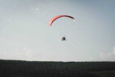 Kırmızı güç patachute uçan