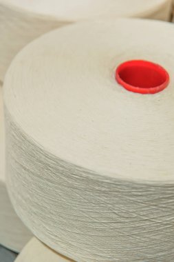 Beyaz iplik bobin. Ev tekstili imalatı. Beyaz Pamuk iplik. Dokuma fabrikası. Giyim için hammadde