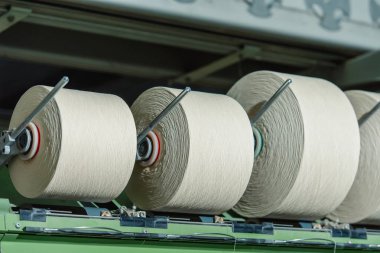 Beyaz iplik bobin. Ev tekstili imalatı. Beyaz Pamuk iplik. Dokuma fabrikası. Giyim için hammadde