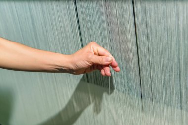 El dokuma fabrikasında bir iş yerinde bir kadının. Tezgah. Beyaz konu tekstıl