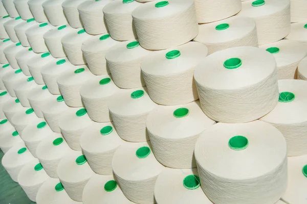 Beyaz Iplik Bobin Tekstili Imalatı Beyaz Pamuk Iplik Dokuma Fabrikası — Stok fotoğraf