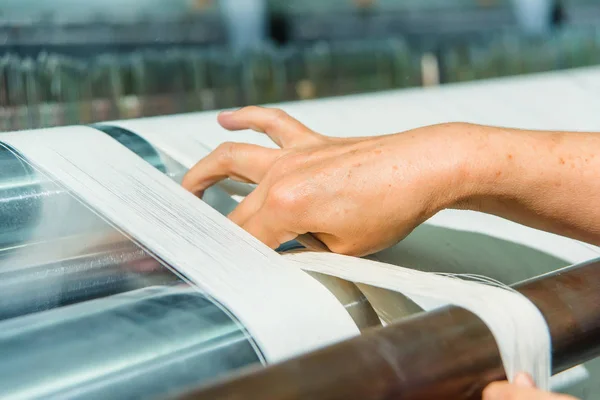 Manos Una Mujer Trabajando Una Fábrica Tejidos Telar Hilos Blancos — Foto de Stock