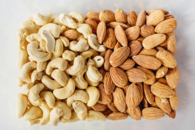 Soyulmuş badem. Soyulmuş kaju fıstığı. Saf kurutulmuş meyve. Sağlıklı fındık