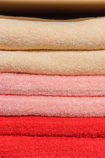 彩色毛巾在酒店 浴室的干软毛巾 家用纺织品 卫浴纺织品 — 图库照片