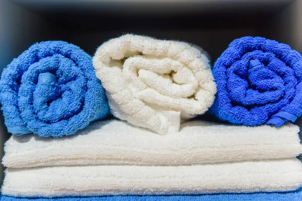彩色毛巾在酒店 浴室的干软毛巾 家用纺织品 卫浴纺织品 — 图库照片