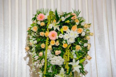 Canlı çiçekler kafede. Ziyafette çiçek aranjmanı. Kapalı taze çiçeklerle dekorasyon