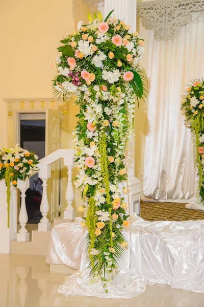 Levande Blommor Caféet Blomsterarrangemang Banketten Dekoration Med Färska Blommor Inomhus — Stockfoto