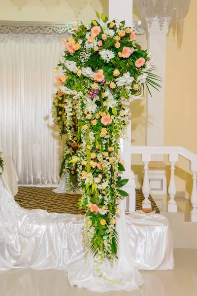 Levande Blommor Caféet Blomsterarrangemang Banketten Dekoration Med Färska Blommor Inomhus — Stockfoto