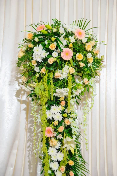 Live Bloemen Het Café Bloemstuk Aan Het Banket Decoratie Met — Stockfoto