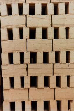 Hazır tuğla. Tuğla blok tuğla fabrikası'nda. Bitmiş tuğla ile depo